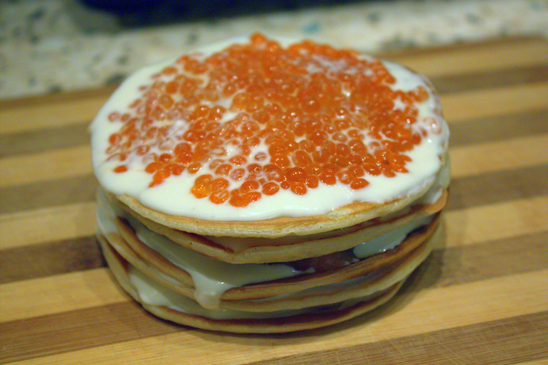 Блинные мини-тортики с сёмгой.