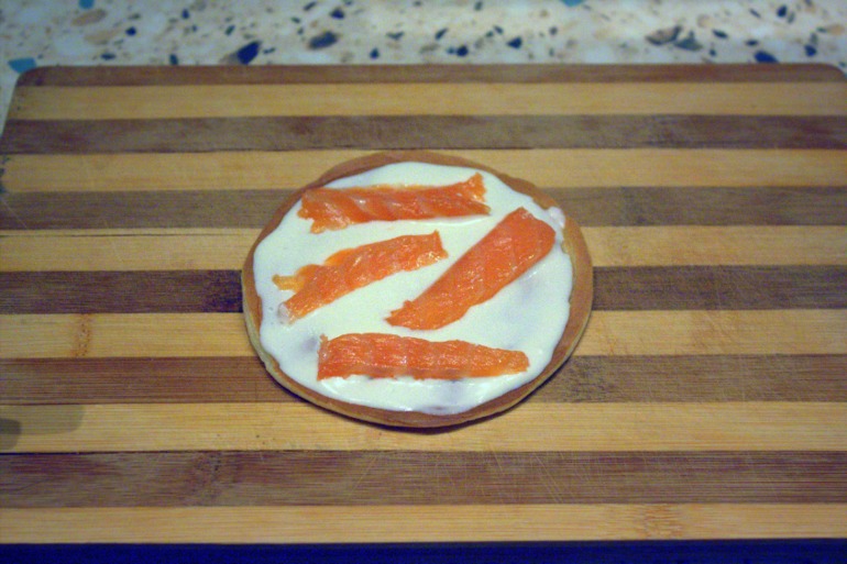 Блинные мини-тортики с сёмгой.