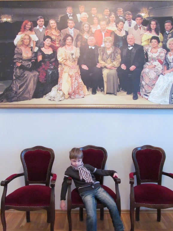 Теперь мы театралы)))