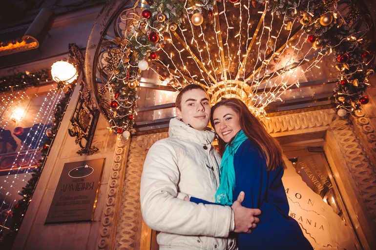 Фотографировала красивую пару на фоне Московской иллюминации!