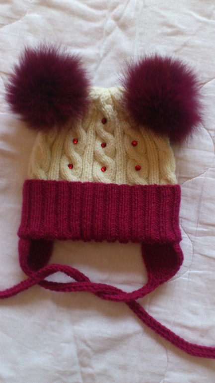 Шапка с пумпошками и бантиками