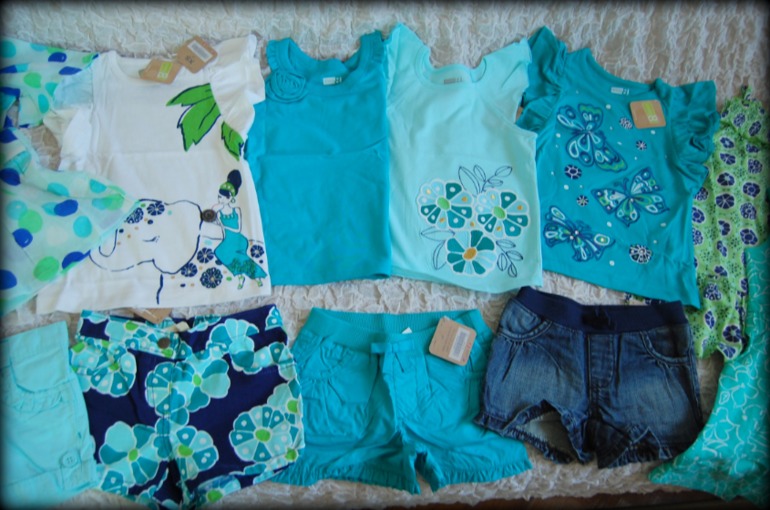 Это болезнь или ребенок одет на год вперёд)))))