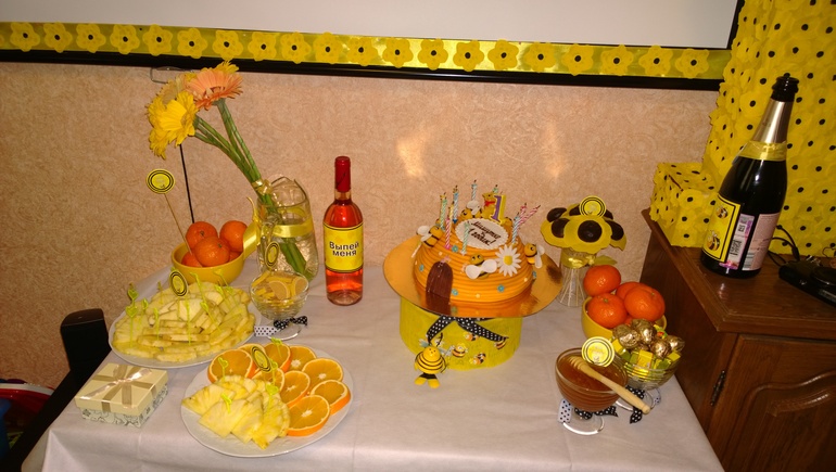 Годовасие с пчелками.