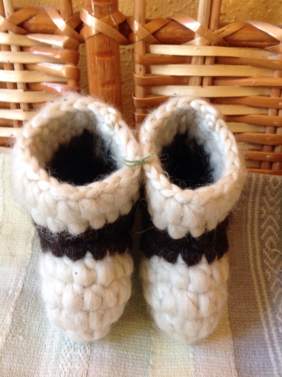 Вяжу  , носочки плотные как валеночки, пончо, свитера .а также попробовала сделать деревянные часики с милым оформлением, мне кажется прекрасный подарок любимым.