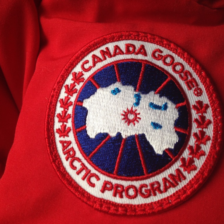 Продам пуховик Canada Goose Mystique parka, оригинал. Продаю пуховик Canada Goose Mystique parka.  Модель 2013 года. Размер М (указан на этикетке производителя), реальный размер ближе к L (46-48).  Пуховик покупали в официальном магазине в Канаде, но ошиблись размером.  Куртка очень теплая, позволяет комфортно себя чувствовать при температуре до -30.На капюшоне мех кайота. Манжеты с плотной резинкой,  2 внутренних  кармана.  Рекомендую посмотреть официальный сайт canada goose, а также видео на youtube с canada goose mystique parka.