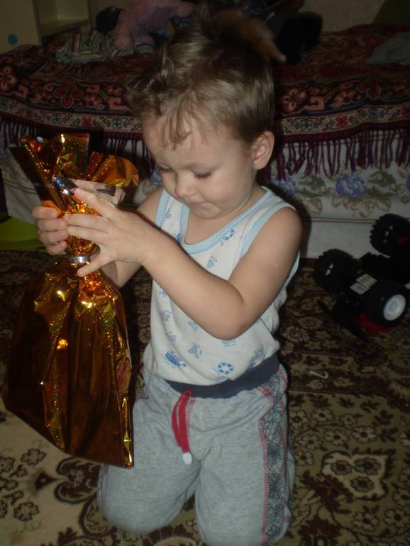 Подарочек  от  нашей  Снегурочки