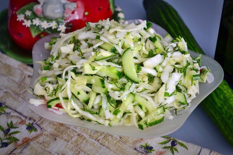 Салат с огурцами и яйцами и капустой