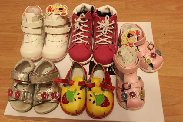 Продам много обуви и одежды для девочки до 2 лет, молокоотсос, разв.коврик, игрушка