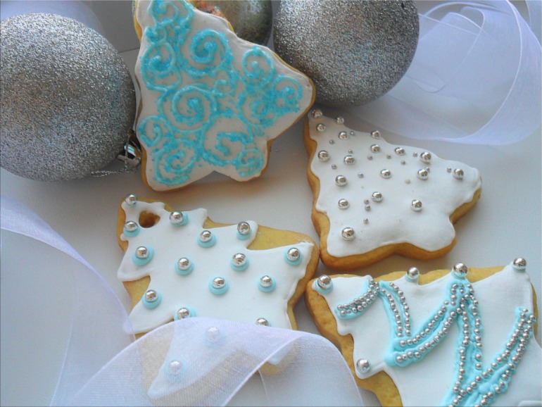 Снежинки и елочки))