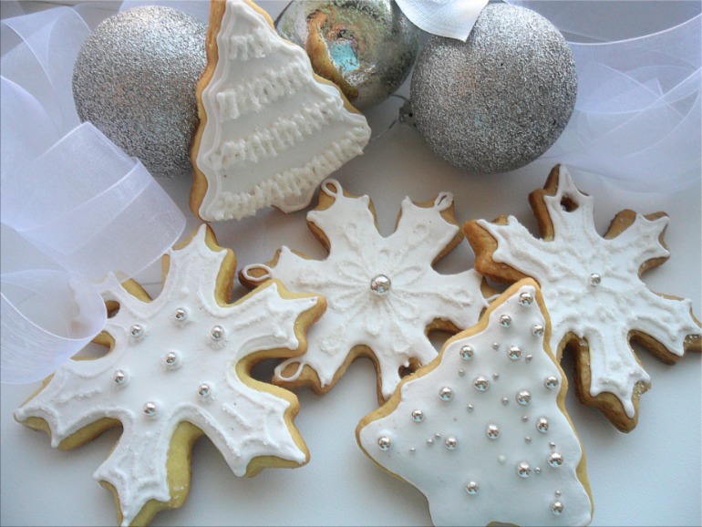 Снежинки и елочки))