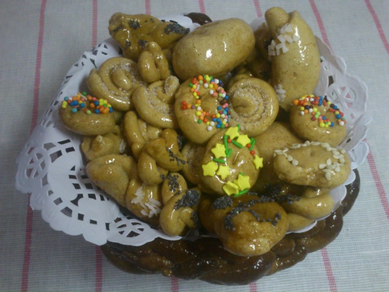 Дочка лепит