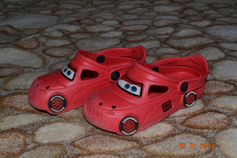 Отдам даром. Кофточка 92-98, жилетка 86-92, имитfция Crocss 25-26 и игрушки.