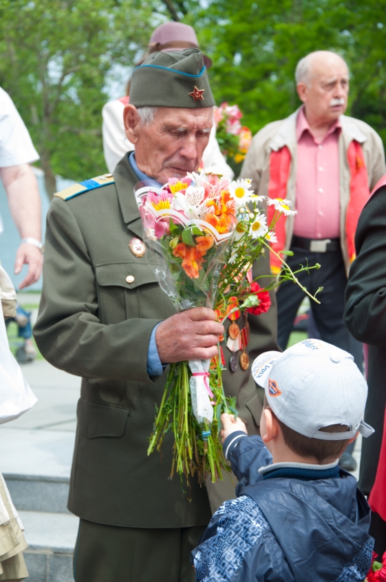 Поздравляли ветеранов, дарили им цветы!