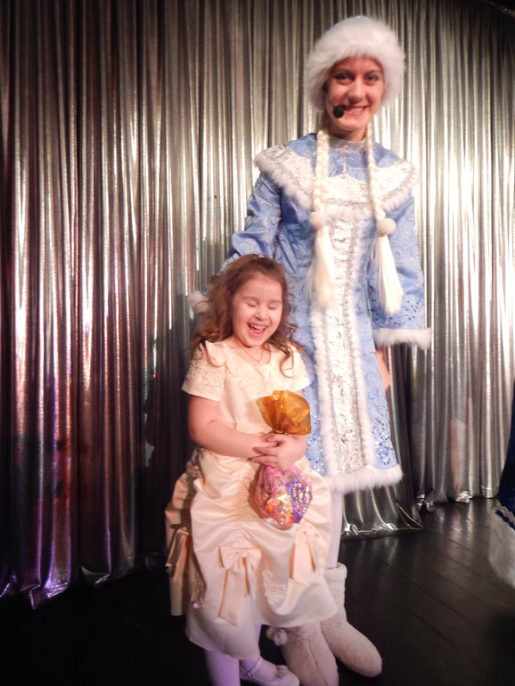 Дочка со снегурочкой и со сладким подарком