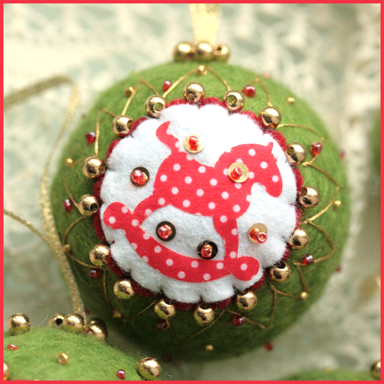 Шарики ёлочные с лошадками