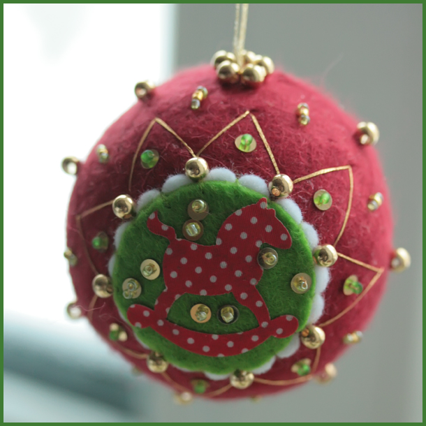 Шарики ёлочные с лошадками