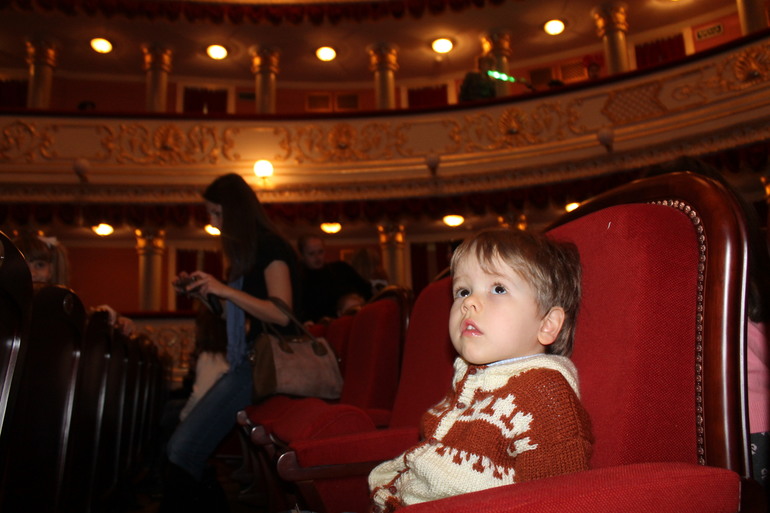 Наша первая елка в театре))