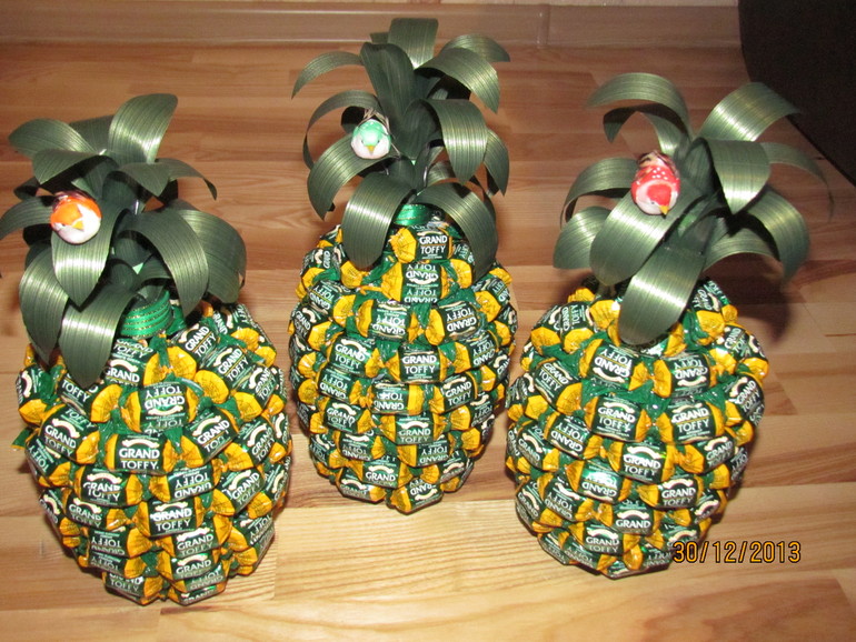 Ананасы и кусочек торта.