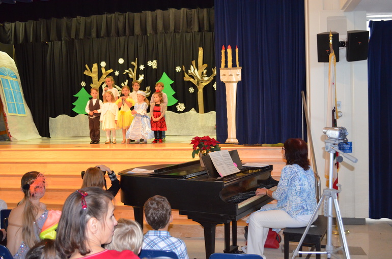 Новогодний утренник в русском детском клубе, 14 декабря 2013г