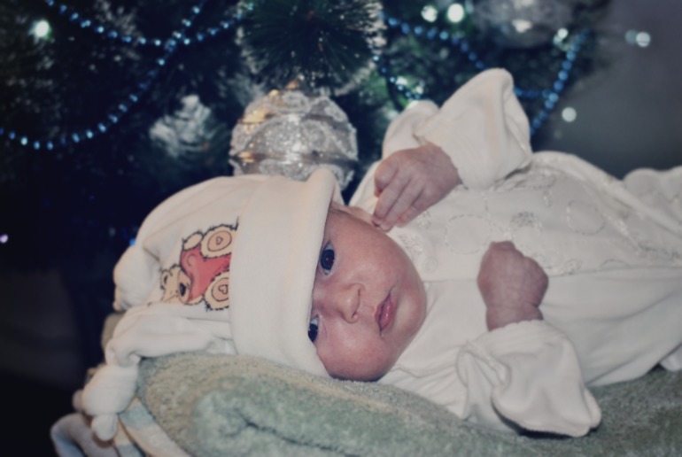 Наше предновогоднее чудо под елочкой и ВСЕХ С НАСТУПАЮЩИМ :)