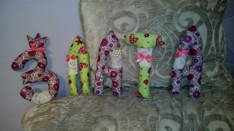 Мягкие буквы и елочка из бумажных конусов