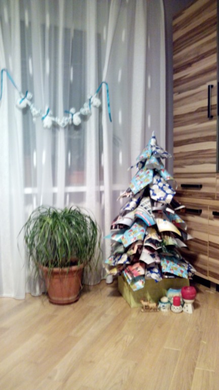 Мягкие буквы и елочка из бумажных конусов