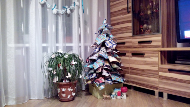 Мягкие буквы и елочка из бумажных конусов