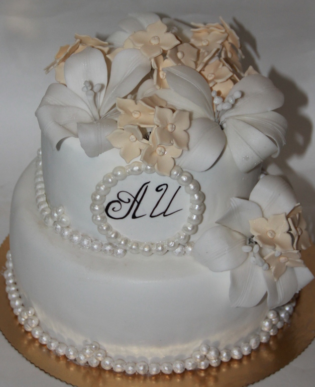 Свадебный торт айвори-белый