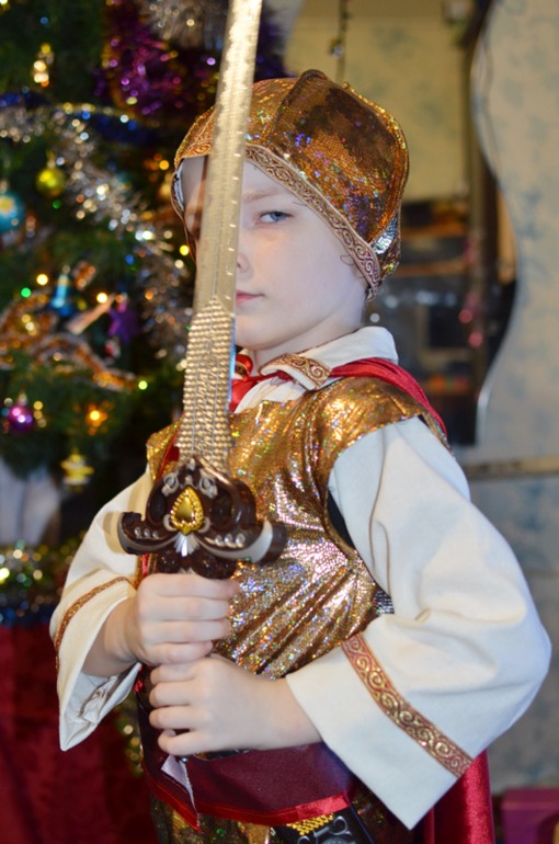 Богатырь к елке готов!