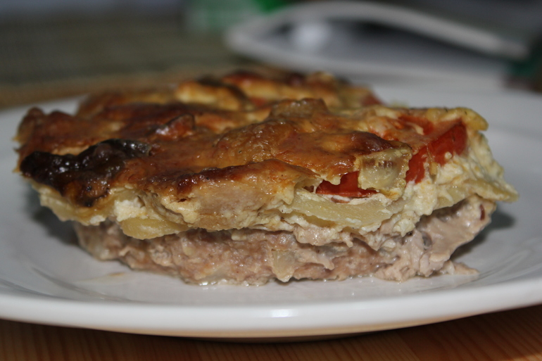 Французское мясо под шапкой из картофеля с томатами и белыми грибами.