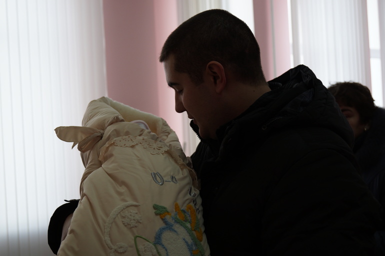 нам неделька и вчера нас выписали из роддома))
