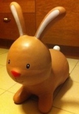 Продам б/у игрушки (Ноев ковчег Kiddieland, заяц-прыгун ELC и пирамидка TOMY). Состояние новых игрушек.