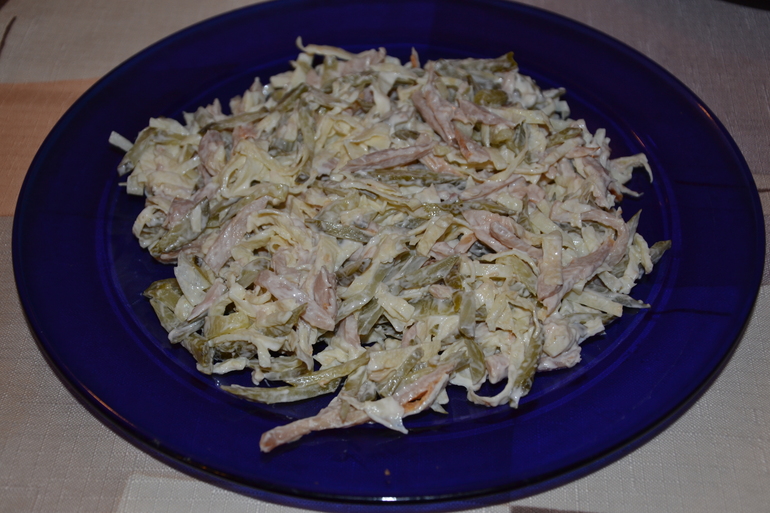Салат с омлетной ленетой и копченой курицей.
