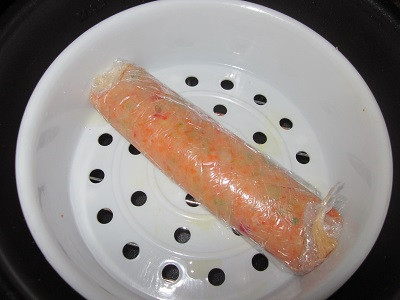Паровая куриная колбаска с овощами.