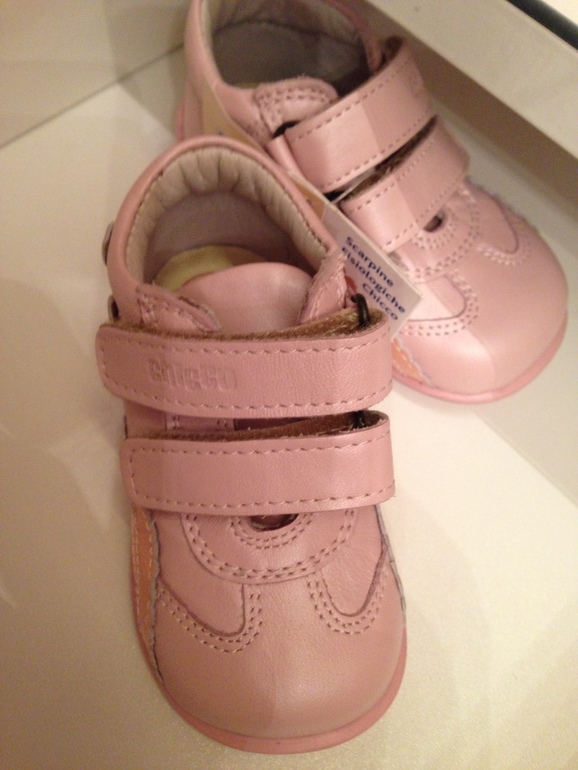 Продам кроссовки chicco