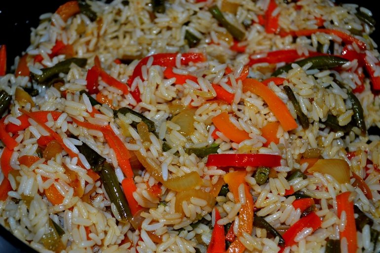 ТИЛАПИЯ СО СЛИВОЧНЫМ СОУСОМ И РИС С ОВОЩАМИ)