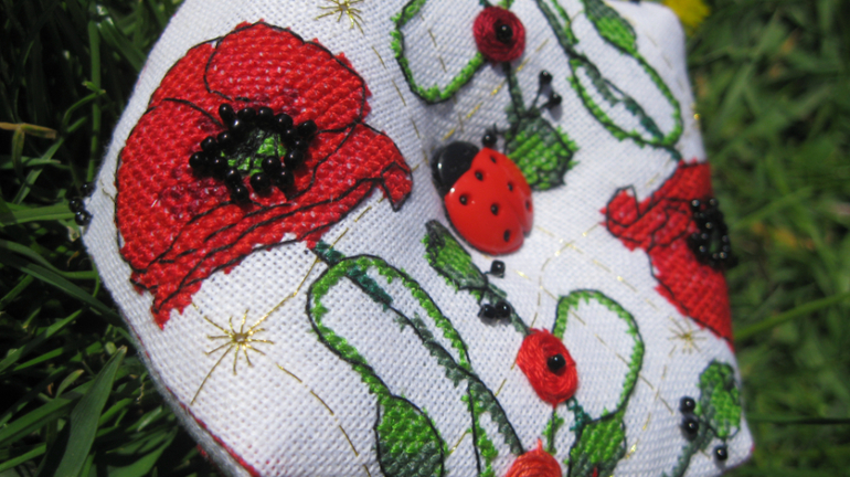 Бискорню "Poppy Paperweight" Faby Reilly