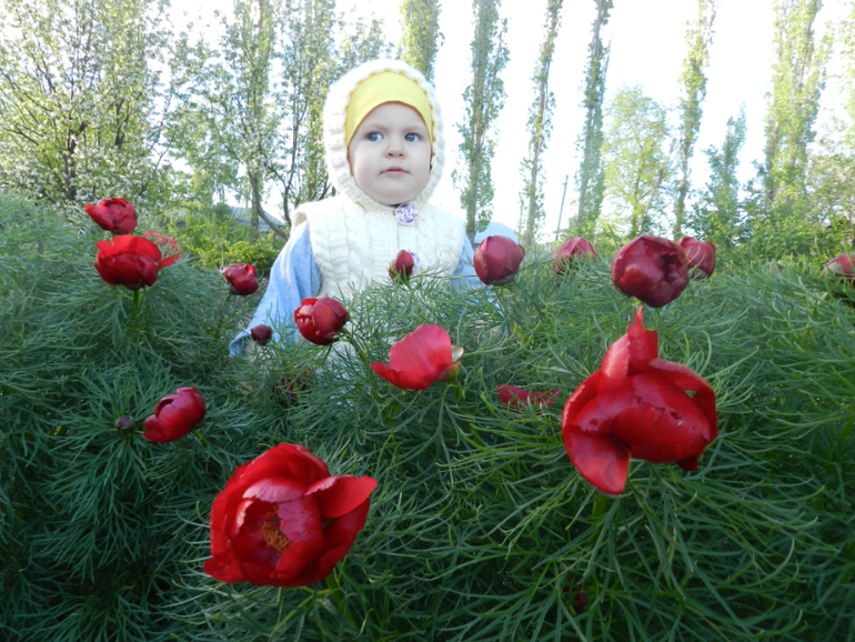 на праздниках))) Есеня у бабуськи))счастливый ребенок)))