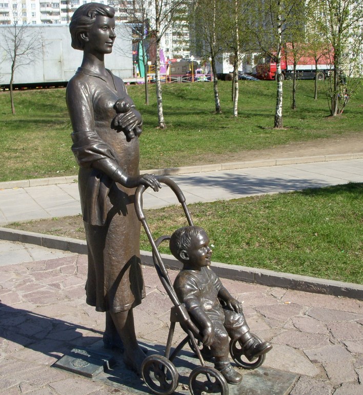 Культурный экскурс. Памятники материнству и семье