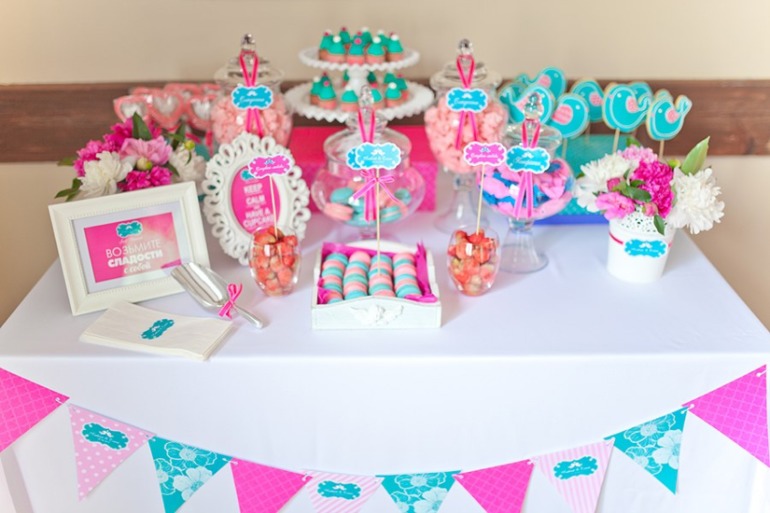 Бирюзово-розовый свадебный candy bar