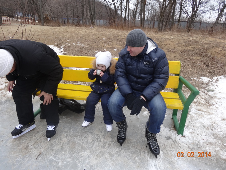 Мой котеночек сегодня впервые встала на коньки!!!