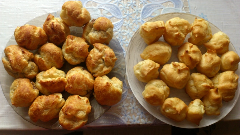 Профитроли с шоколадным и сливочным кремом