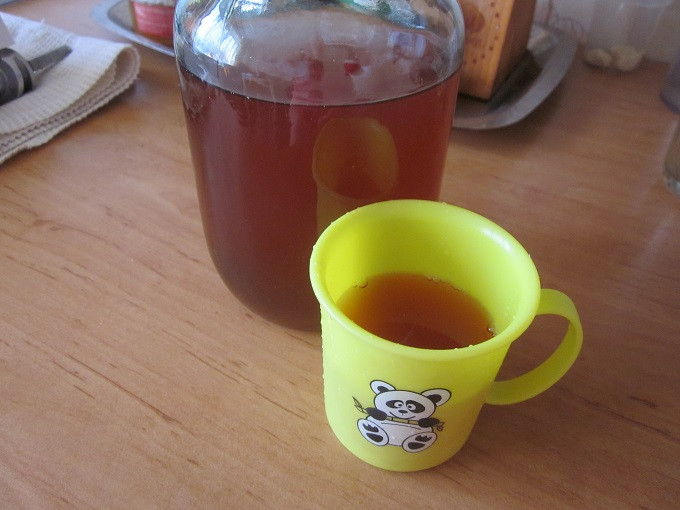 Компот из чернослива, яблока и брусники.