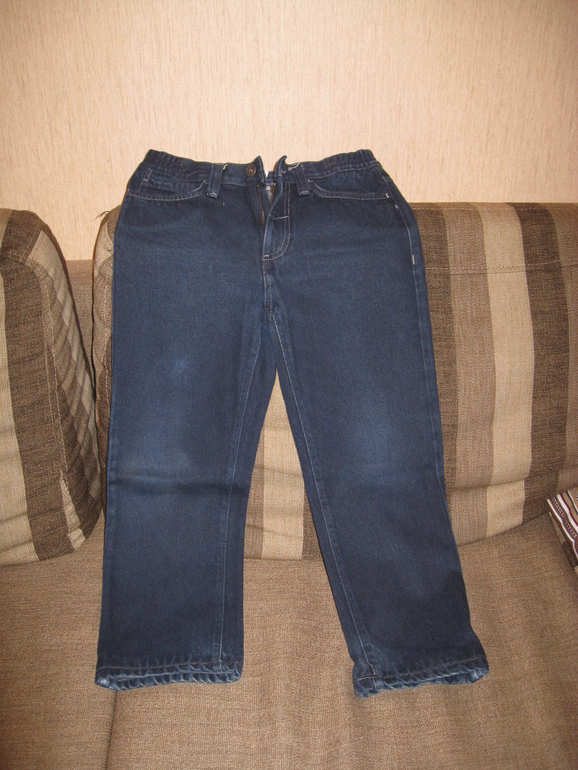 Продам джинсы для в меру упитанного мальчика, рост 134.