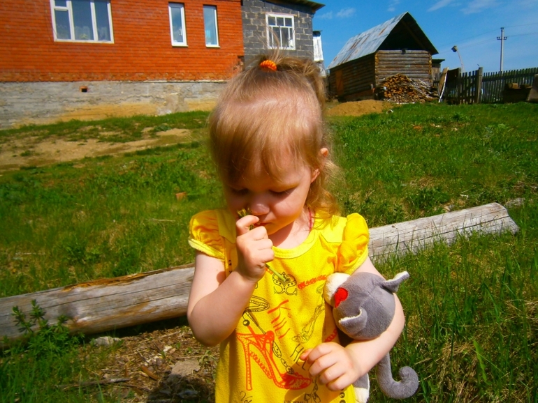 мы гуляем. только фото Катюшки. 1 г 10 мес.