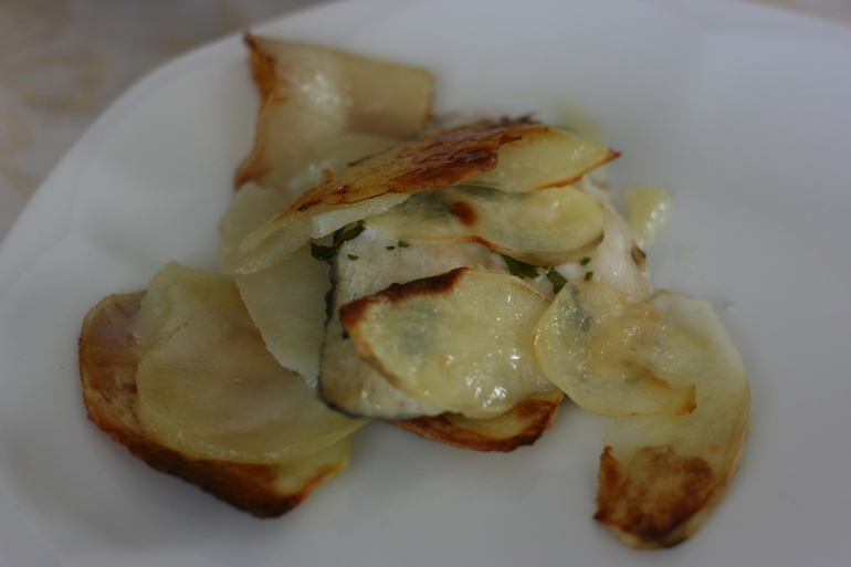 Рыбка дорадо, запеченая с картофелем