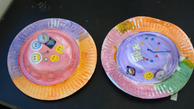 Организовала детские поделки и рисунки. Полезные идеи для совместных поделок. Фото.
