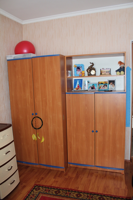 девочки подскажите какие сюда лучше приклеить обои