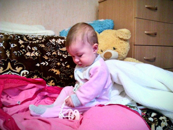 Сидит)