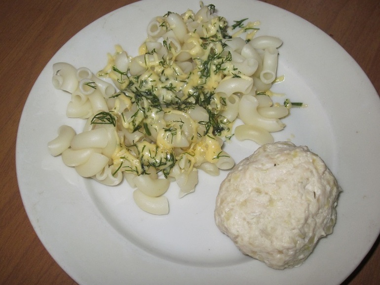 Куриная котлетка с сыром и зеленью на пару